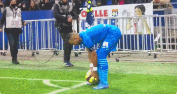 足球世界杯吉祥物亮相，造型引网友热评