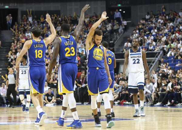 欧文突破防守造成杀伤球成功（欧文强突防线造犯规得手）