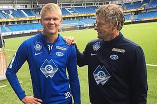 记者：前国门李雷雷有望接替杨智，担任青岛西海岸守门员教练（记者：李雷雷或接替杨智，出任青岛西海岸门将教练）