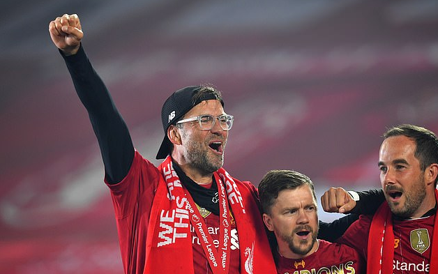 气坏了！沈梓捷补防被吹犯规抱怨绕场 犯满离场