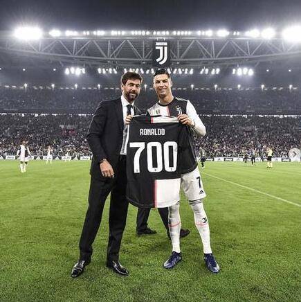 吕文君庆祝夺冠：是海港的三连冠，更是上海的三连冠（吕文君赛后庆祝：海港完成三连冠，亦是上海的三连冠）