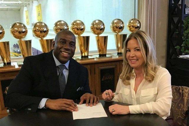 雷迪克谈社媒时代执教：球员活在评论里，保持稳定颇具挑战（雷迪克：社媒时代执教不易，球员沉浸评论致稳定更难）