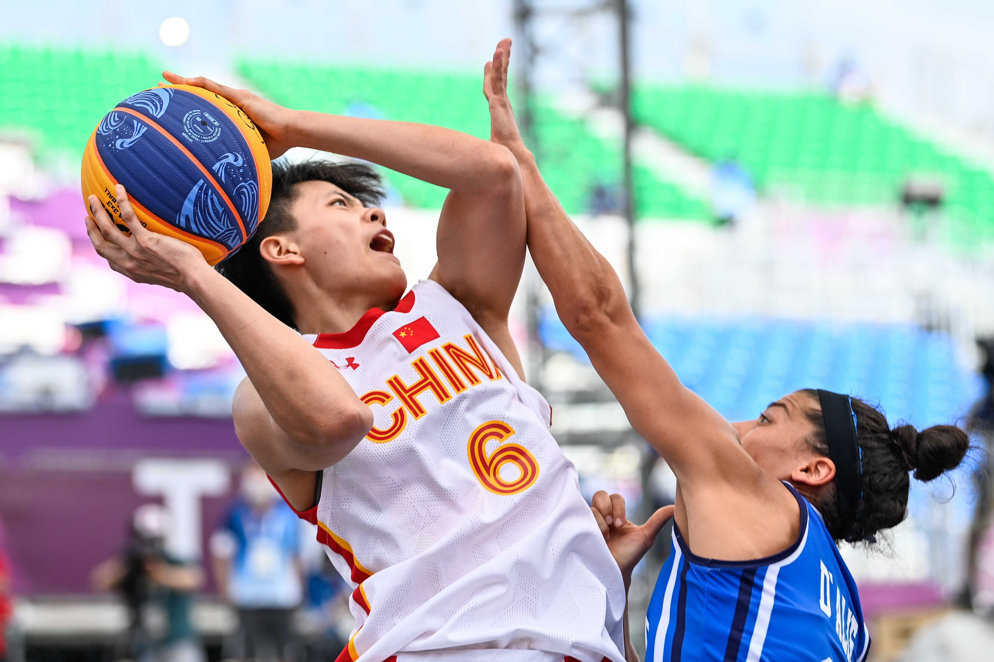 中超历年冠军回顾：深圳健力宝夺元年冠军，海港完成三连冠（回望中超历届冠军：深圳健力宝问鼎元年，海港成就三连冠）