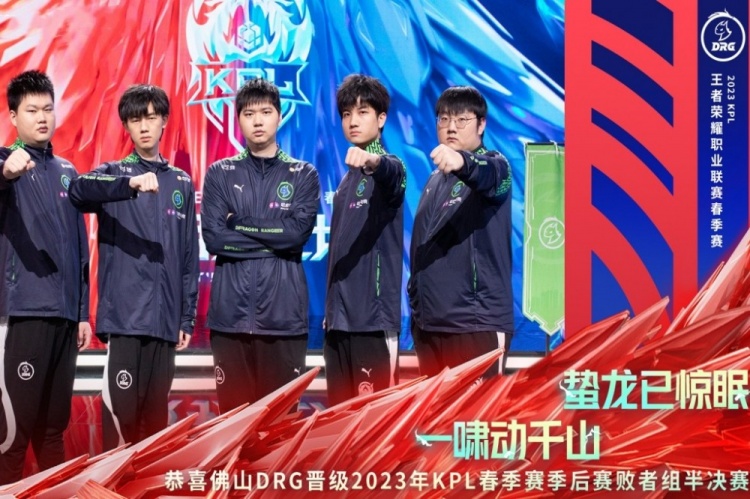 游客们提着 游客们提着